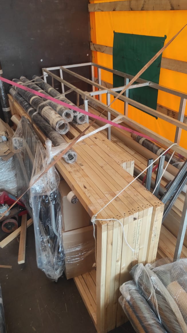 Рекламные конструкции, брусок деревянный, металлические рамки по маршруту Тюмень - Екатеринбург - с. Эстосадок